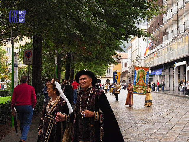 I38 回到科莫巧遇了持续一个多小时的大型纪念流行.jpg