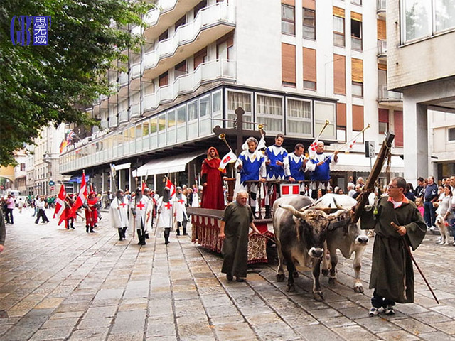 I39 回到科莫巧遇了持续一个多小时的大型纪念流行.jpg