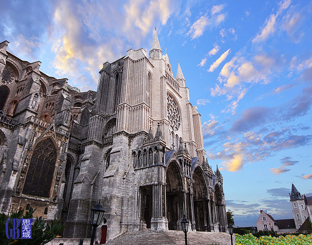 D23 参观沙特尔大教堂.JPG