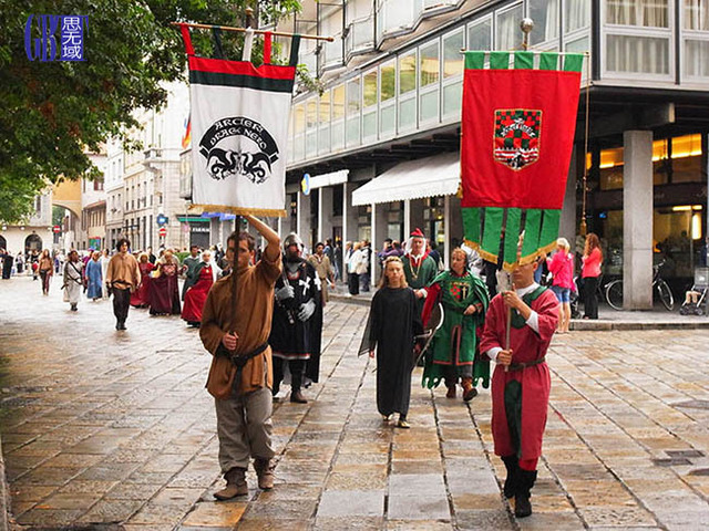 I35 回到科莫巧遇了持续一个多小时的大型纪念流行.jpg